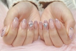 「ハンド ライトコース」馴染みの良いピンクベージュに上からキラキラのピンクラメとハートパーツでワンホンネイルに♡
