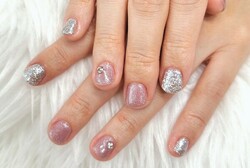 「ハンド 定額デザイン」ちょっとクリスマスを意識したシルバーネイル！ 紫のラメとも相性◎|Nail Salon Linda
