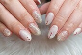 「ハンド 定額デザイン」白のカラーにもラメがほんのり入っていて統一感がでて可愛いです！|Nail Salon Linda