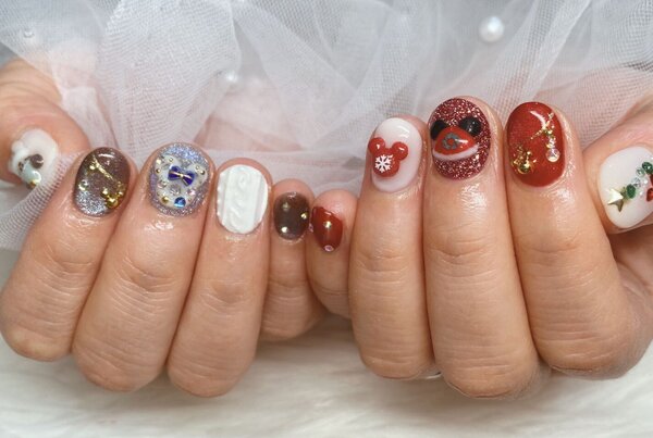 「ハンド ミドルコース」お客様の持ち込みパーツです！ クリスマス先取りで素敵です！|Nail Salon Linda