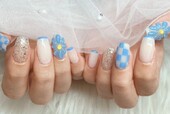「ハンド ミドルコース」ブルーのぷっくりお花がアクセントになり可愛らしいです！|Nail Salon Linda