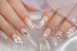 「ハンド ミドルコース」ドット×レースでお洒落度UP！！ アイボリーで優しく柔らかい感じの印象になります＾＾|Nail Salon Linda