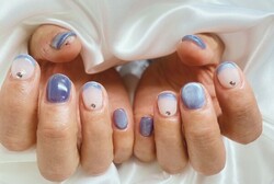 「ハンド ライトコース」鮮やかな青色で統一感を出しつつ、フレンチがポイントになり可愛いです♪|Nail Salon Linda