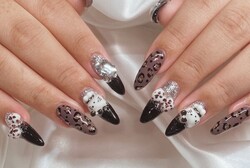 「ハンド ミドルコース」ヒョウ柄やパーツが目立つデザインで華やかです！ モノトーンな雰囲気も冬らしくて素敵です！ |Nail Salon Linda