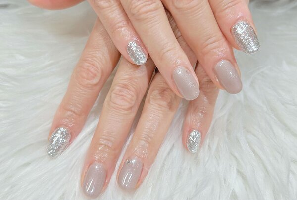 「ハンド 定額デザイン」小粒なシルバーラメと落ち着いたグレーカラーでどなたでも馴染みやすくクリスマスネイルにもおすすめで|Nail Salon Linda