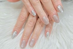 「ハンド 定額デザイン」小粒なシルバーラメと落ち着いたグレーカラーでどなたでも馴染みやすくクリスマスネイルにもおすすめで