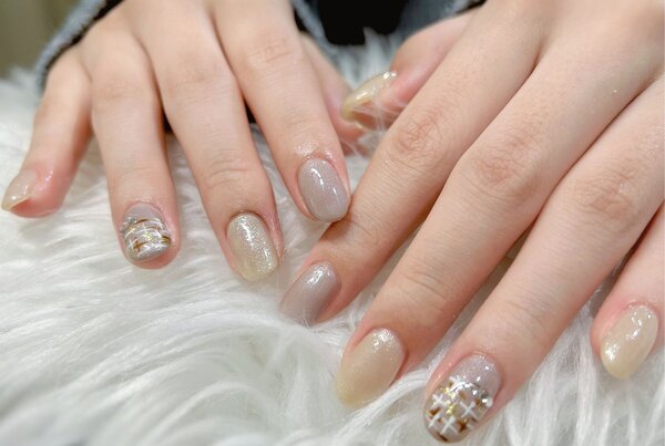 「ハンド 定額デザイン」ヌーディーカラーを基調とした上品で洗練されたネイル！ パーツ、カラー変更は自由にできます◎|Nail Salon Linda