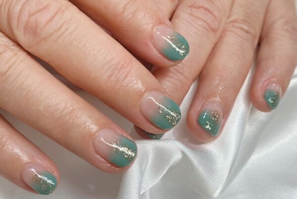 「ハンド 定額デザイン」鮮やかなグリーンに、華やかな金箔。 お爪が短めの方でも存在感抜群です！  #鎌倉ネイルサロン #|Nail Salon Linda