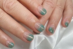 「ハンド 定額デザイン」鮮やかなグリーンに、華やかな金箔。 お爪が短めの方でも存在感抜群です！  #鎌倉ネイルサロン #|Nail Salon Linda