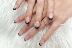 「ハンド ミドルコース」オーロラの上に黒のフレンチデザインです！ ワンポイントのパーツもカッコよく仕上がりました^ ^