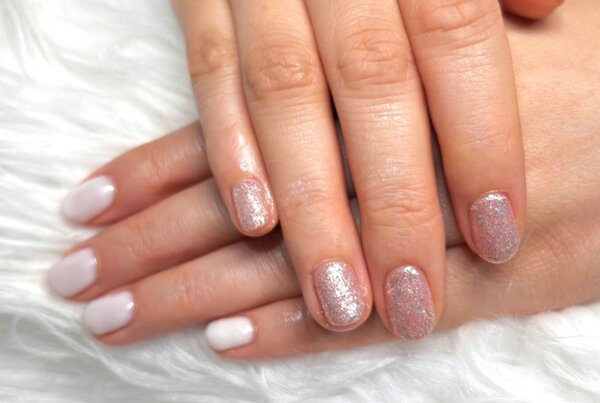 「ハンド ワンカラー」ホワイトラメとピンクのシルバーラメのワンカラーネイル！ 冬カラーも可愛いです^ ^|Nail Salon Linda