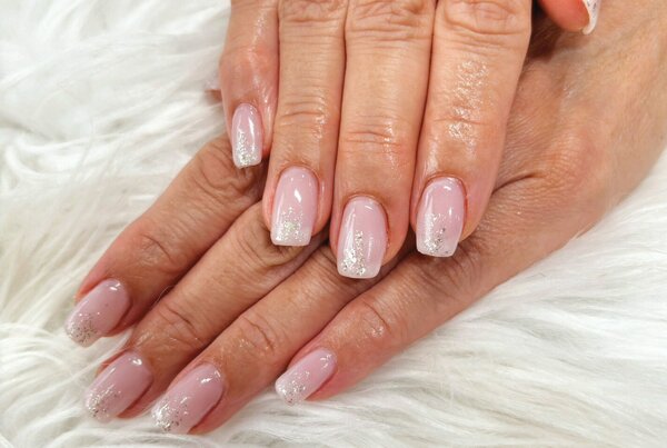 「ハンド 定額デザイン」お色味変更で冬の柔らかなグラデーションに！ ラメも雪っぽくて、素敵です^ ^|Nail Salon Linda