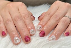 「ハンド 定額デザイン」冬の定番ボルドーカラーと乳白色でクリスマスネイルにぴったりです！ 色変更でオリジナルのクリスマス