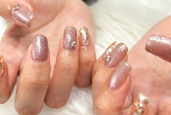 「ハンド 定額デザイン」お色味変更でキラキラデザインになりました^ ^ オフィスにもオススメです！|Nail Salon Linda