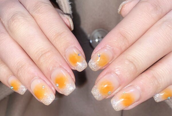 ハンド ミドルコース チークネイルで、オレンジがじゅわっと広がり可愛いです！|Nail Salon Linda