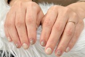 「ハンド 定額デザイン」ゴールドとヌードカラーで上品なネイルに✨ オフィスネイルにもぴったりです|Nail Salon Linda