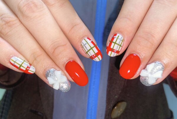 「ハンド ライトコース」クリスマスを意識して色変更しています！|Nail Salon Linda