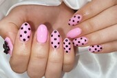 「ハンド ライトコース」ドットがアクセントになりポップで可愛らしい仕上がりです！|Nail Salon Linda