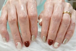 「ハンド 定額デザイン」粒子の細かいゴールドのラメと深みのあるワインレッドでクリスマスシーズンにぴったりなネイルです！ |Nail Salon Linda