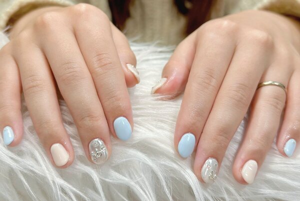 「ハンド 定額デザイン」パステルブルーとベージュの組み合わせが透明感のあるデザインで指先が綺麗に見えます！ |Nail Salon Linda