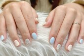 「ハンド 定額デザイン」パステルブルーとベージュの組み合わせが透明感のあるデザインで指先が綺麗に見えます！ |Nail Salon Linda