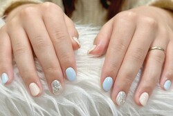 「ハンド 定額デザイン」パステルブルーとベージュの組み合わせが透明感のあるデザインで指先が綺麗に見えます！ 