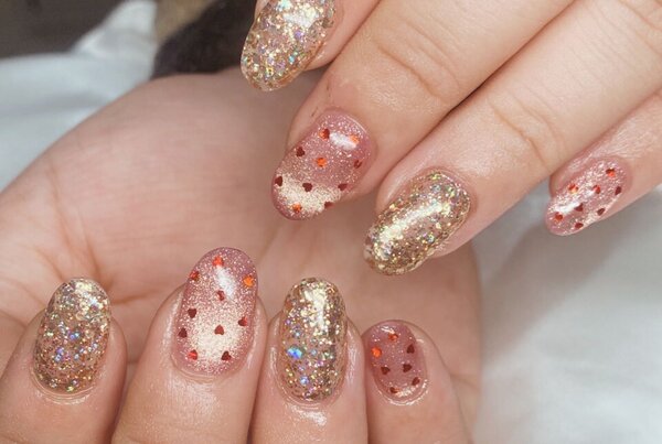 「ハンド ライトコース」新色マグネットの上にハートのホロを散らばしている可愛らしいデザインです！|Nail Salon Linda