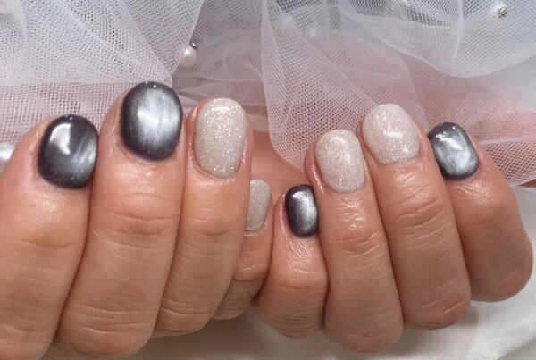 「ハンド ライトコース」マグネットとフラッシュをランダムに入れています！ ネイビーとホワイトで冬らしさ満載です！|Nail Salon Linda