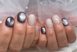 「ハンド ライトコース」マグネットとフラッシュをランダムに入れています！ ネイビーとホワイトで冬らしさ満載です！|Nail Salon Linda