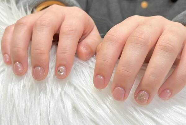 「ハンド 定額デザイン」肌なじみ良いピンクベースにラメホロで華やかに！|Nail Salon Linda
