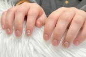 「ハンド 定額デザイン」肌なじみ良いピンクベースにラメホロで華やかに！|Nail Salon Linda