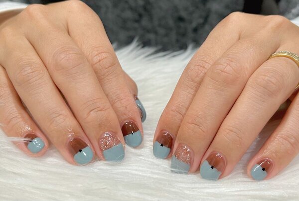 「ハンド ライトコース」淡いブルーとブラウンのグラデーションが秋冬にぴったりです☆ 冬カラーやクリスマスカラーへ変更可！|Nail Salon Linda
