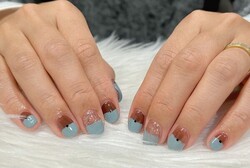 「ハンド ライトコース」淡いブルーとブラウンのグラデーションが秋冬にぴったりです☆ 冬カラーやクリスマスカラーへ変更可！