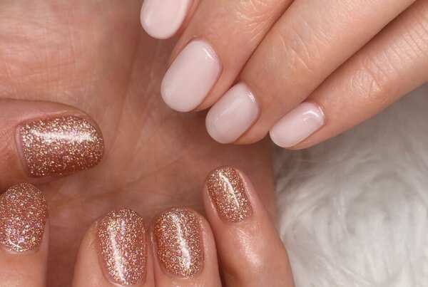 「ハンド ワンカラー ラメと乳白色の相性抜群でとても可愛らしいです！|Nail Salon Linda