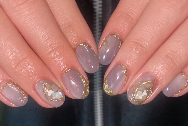 「ハンド ミドルコース」ニュアンス感がとてもおしゃれで、ミラーもアクセントになり素敵です！|Nail Salon Linda