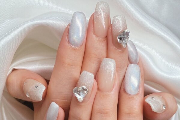 「ハンド ライトコース」色変更で白のフラッシュは冬らしく今の時期にぴったりです！|Nail Salon Linda