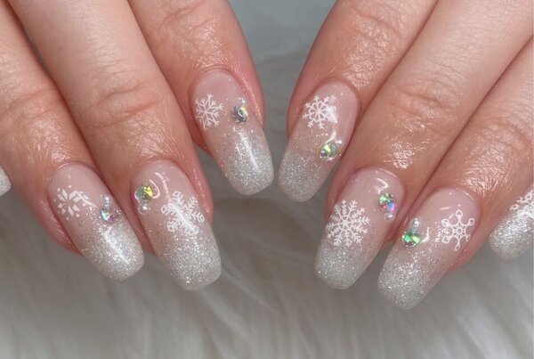 「ハンド ライトコース」雪の結晶と白のフラッシュで、まるで雪が降ってるかのようで綺麗です！|Nail Salon Linda