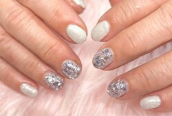 「ハンド ライトコース」新色ホロに新色フラッシュマグでまた違った華やかさに！|Nail Salon Linda