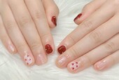 「ハンド ミドルコース」大人気ボルドー×白で小さなハートが可愛らしい印象でクリスマスにぴったりです|Nail Salon Linda