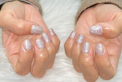 「ハンド フラシュ・ワンカラー」新色のフラッシュカラーを仕様したネイルです キラキラな粒子で爪先が明るく見えます！|Nail Salon Linda