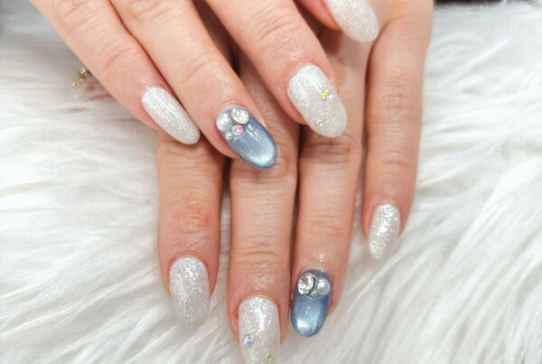 「ハンド ライトコース」新色ホワイトフラッシュで、冬カラーに！ パーツで華やかさもプラスです^ ^|Nail Salon Linda