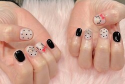 「ハンド ミドルコース」黒と白のモノトーンにドット柄と赤いリボンがアクセントで大人っぽさのあるキティちゃんネイルです！ |Nail Salon Linda