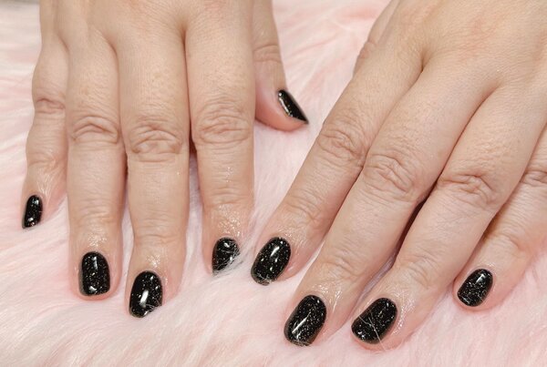 「ハンド ワンカラー」深い黒に色んなカラーのラメがキラキラ入っていて神秘的なネイルです|Nail Salon Linda