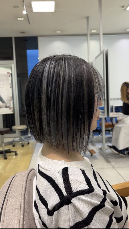 アンブレラカラー × ホワイトシルバー × 切りっぱなしボブ|Infini-Y’s　ウェルディ長泉店