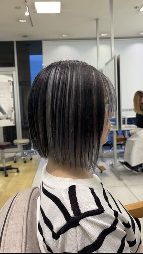 アンブレラカラー × ホワイトシルバー × 切りっぱなしボブ