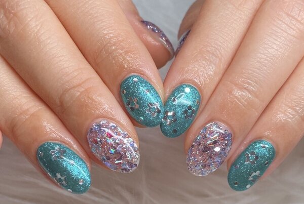 「ハンド 定額デザイン」エメラルドグリーンがとても目立ち、鮮やかで美しいです！|Nail Salon Linda