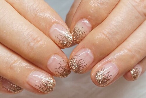 「ハンド グラデーション」ゴールドのラメを使い華やかになります！ クリアベースなので伸びてきても気になりづらいです！