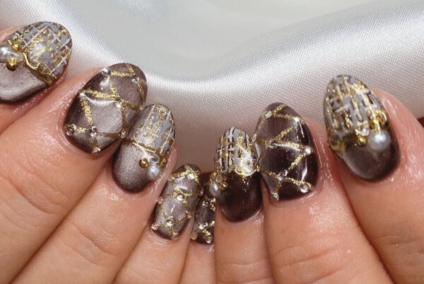 「ハンド ミドルコース」黒マグネットをベースに様々なアートを入れています！|Nail Salon Linda