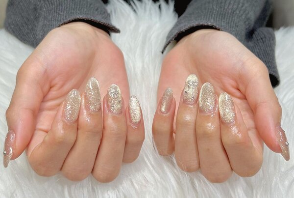 「ハンド ライトコース」大人気のフラッシュマグカラー さり気ないリボンパーツで上品なネイルに！|Nail Salon Linda
