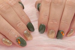 「ハンド 定額デザイン」お正月にもぴったりな深みのあるグリーン×ゴールドネイルです！|Nail Salon Linda